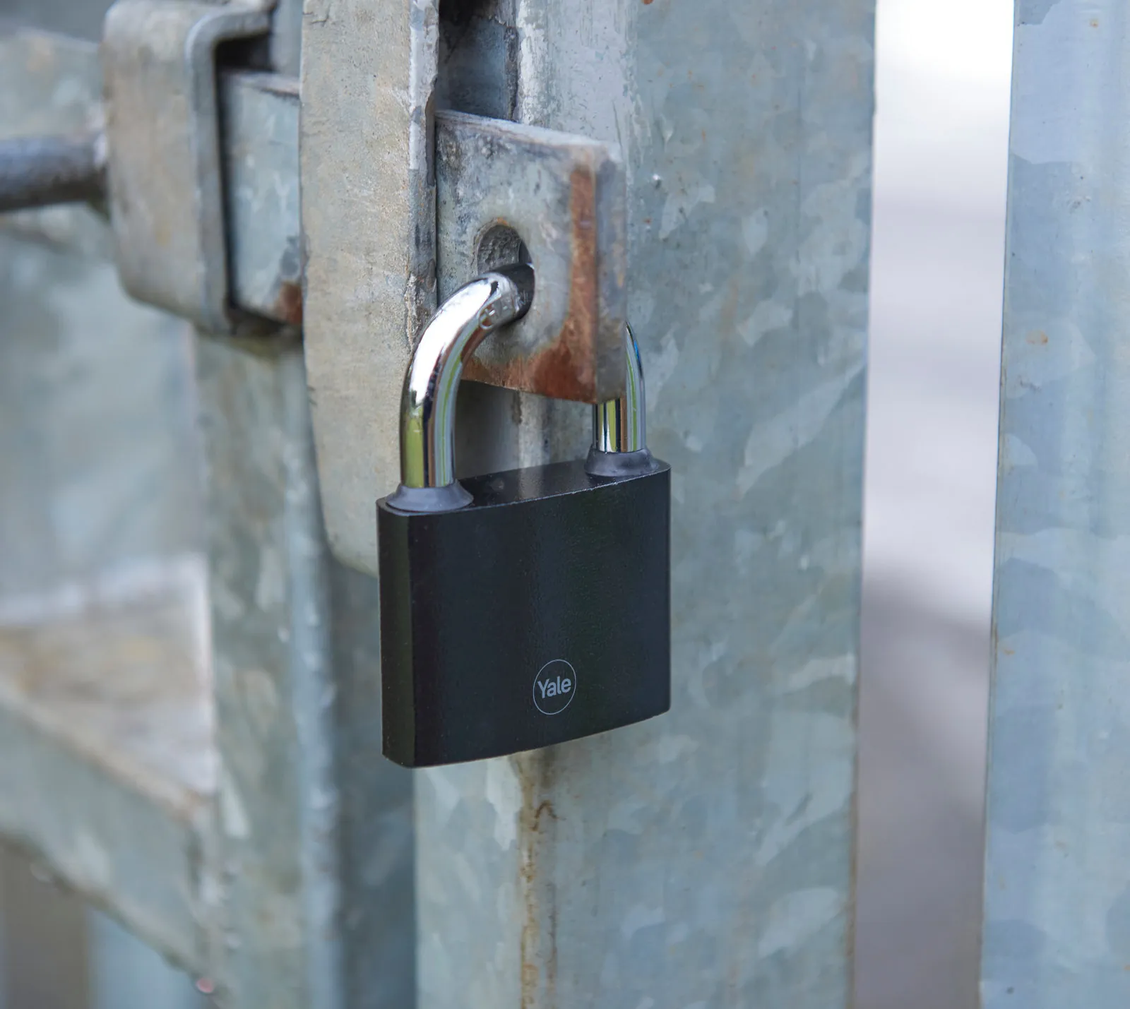 YALE Kłódka pałąkowa żeliwna czarna  Y111B/32/116/1 - obrazek 2